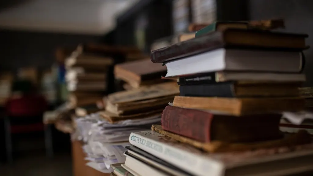 Стопка новых книг на столе библиотеки