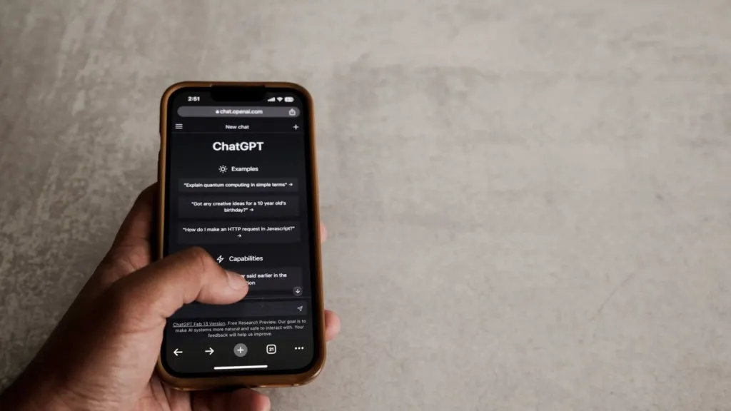 Экран смартфона с чат-ботом ChatGPT